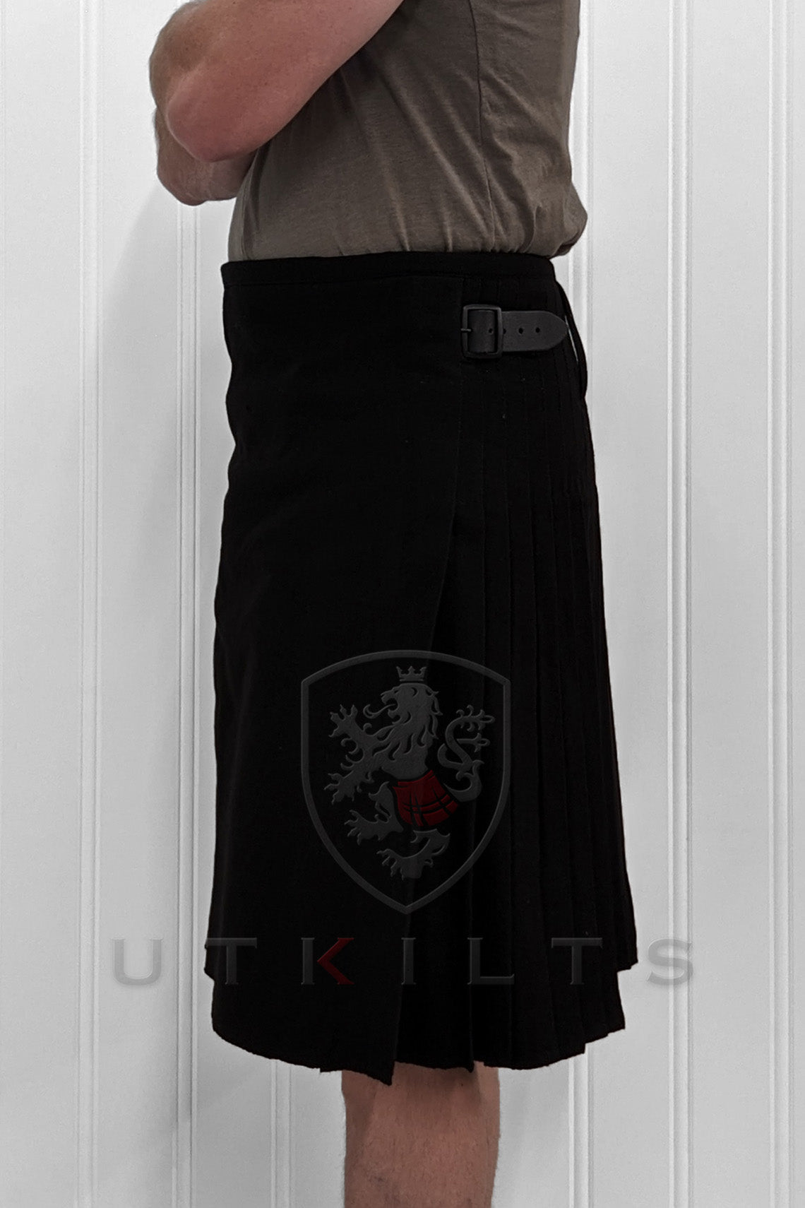 Traditional Kilt – Premium 6–8 Yard Wool, Solid Black
