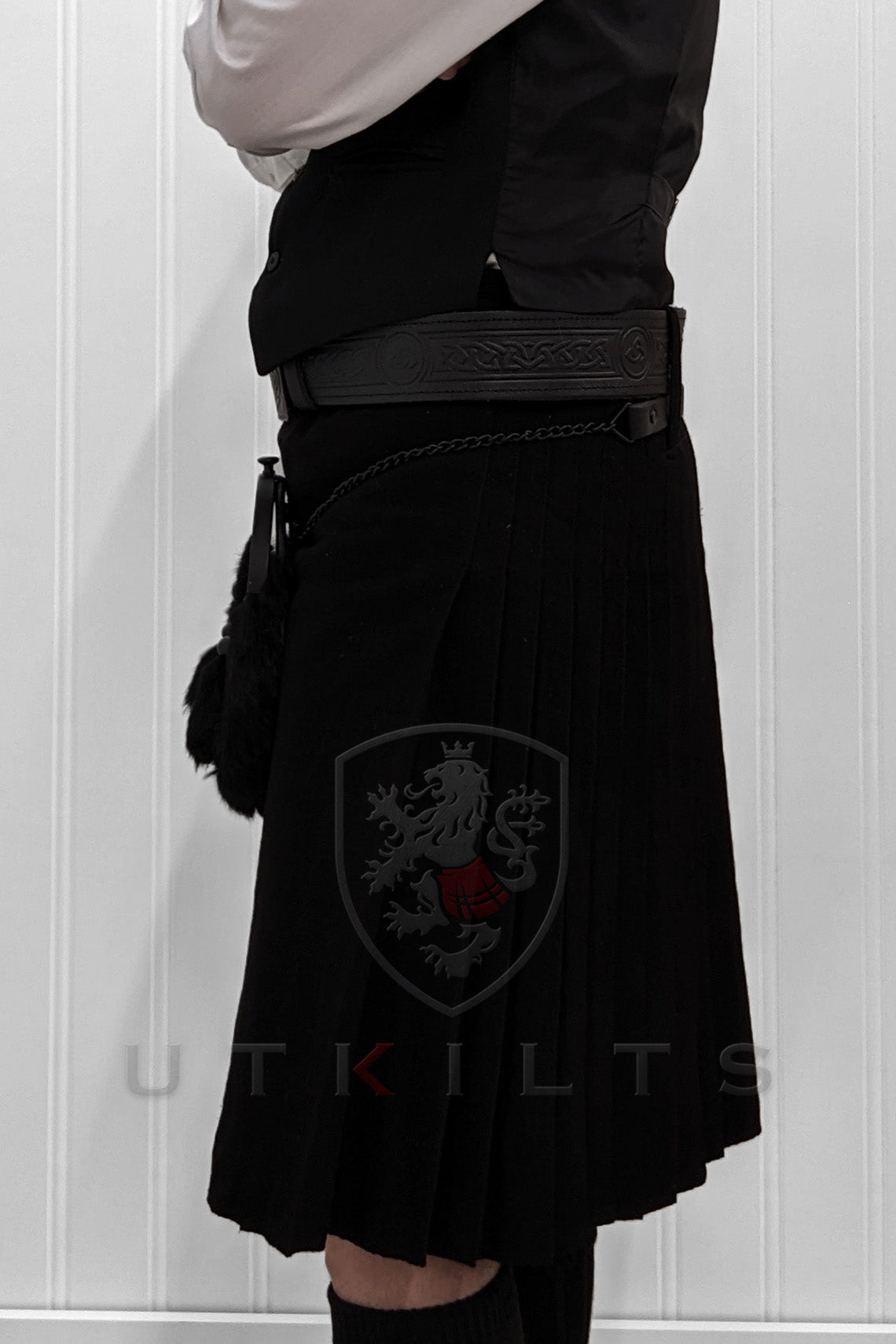 Traditional Kilt – Premium 6–8 Yard Wool, Solid Black