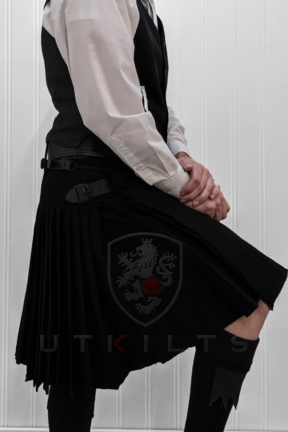 Traditional Kilt – Premium 6–8 Yard Wool, Solid Black